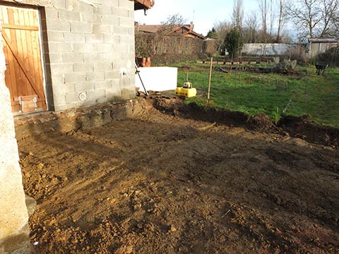 Le niveau du sol est préparé pour la mise en place des fondations Terrasssement