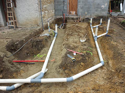 Mise en place des canalisations d'évacuation des eaux usées. Canalisations