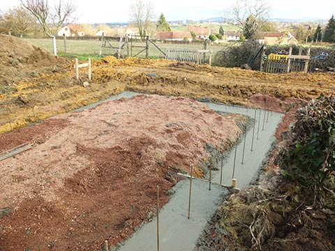 Le béton est coulé. Fondations