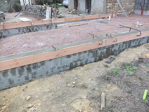 Finalisation des murs des fondations. Semelles