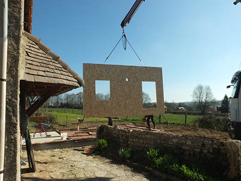 Misse en place des premiers murs. Les murs