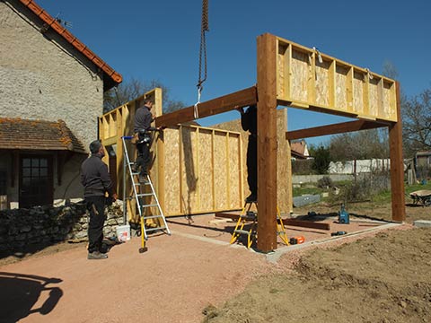 Mise en place des poutres porteuses. Structures